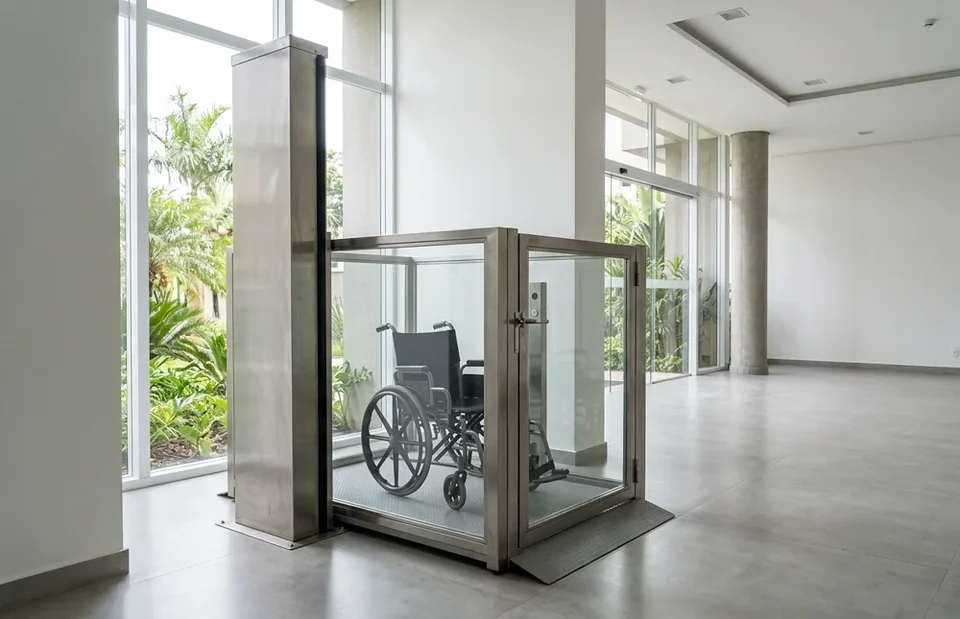 Plataforma de acessibilidade com proteção de vidro e cadeira de rodas