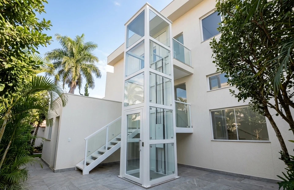 Torre residencial branca com perfis metálicos e fechamento em vidro incolor